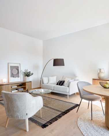 Licia solid mango wood TV stand with 2 doors and black finish metal, 160 x 56 cm