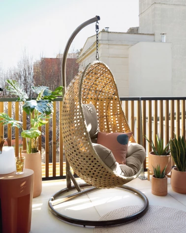 Cira hanging chair with natural finish